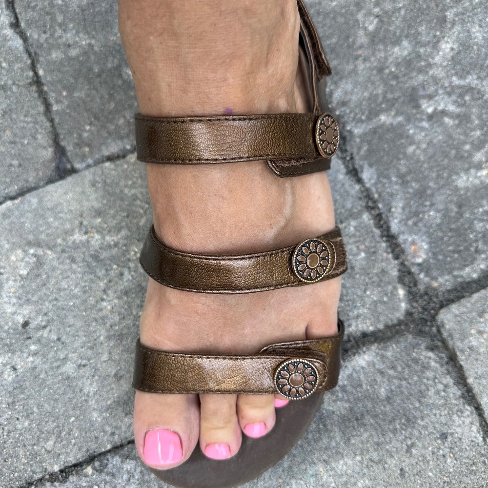 Vionic by Orthaheel Cathy Triple Strap BRONZE Metallic Sandals Size 6